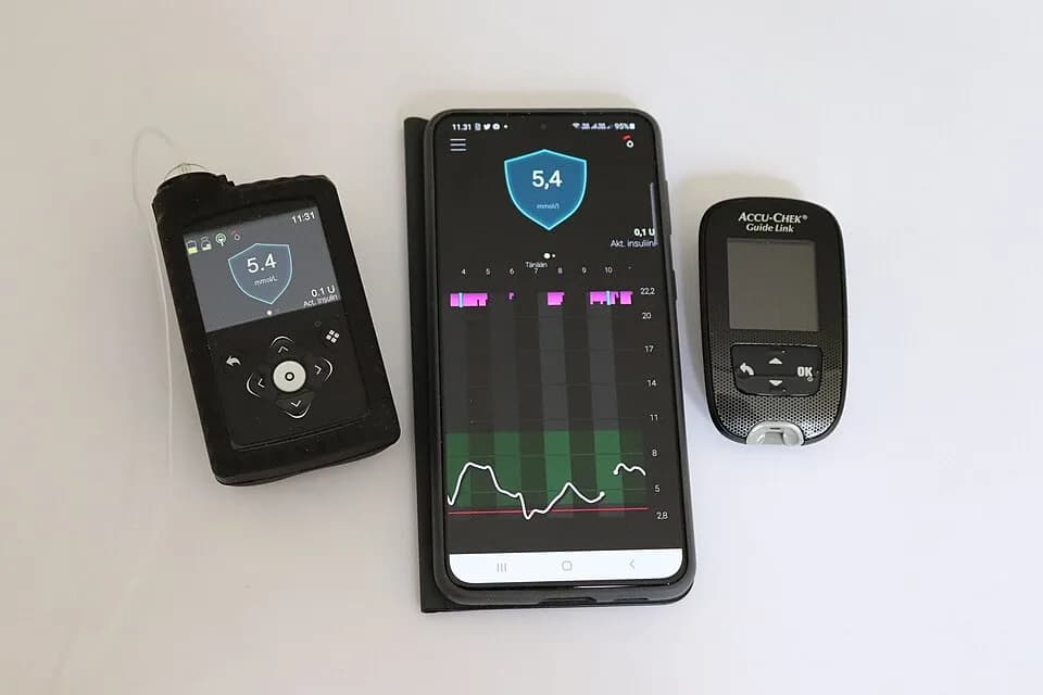 Accu-Chek Instant Glucometer Kit — image 1
